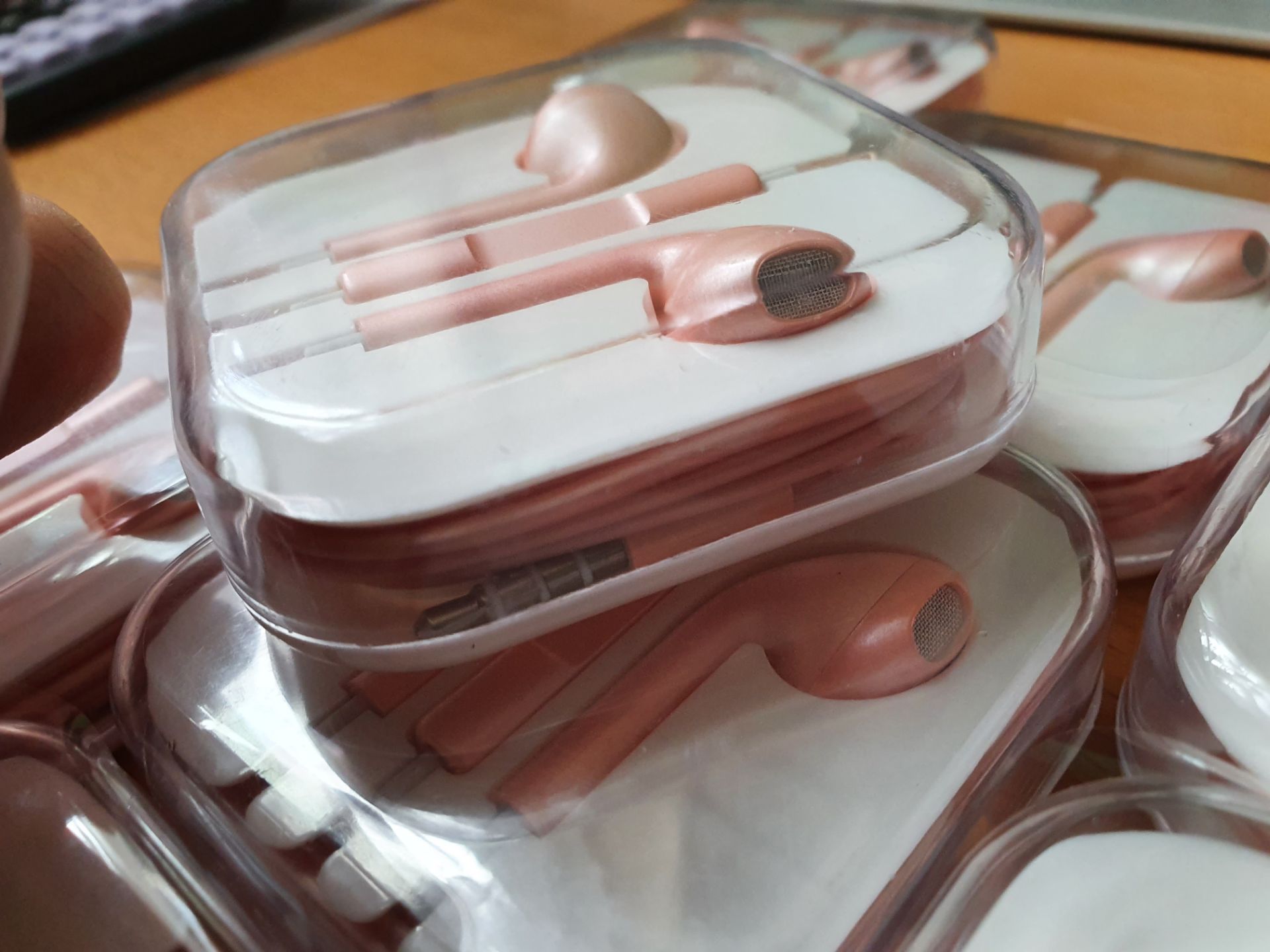 7 x new rose gold earphones rrp £35 pwerfect xmas gifts - Image 2 of 2