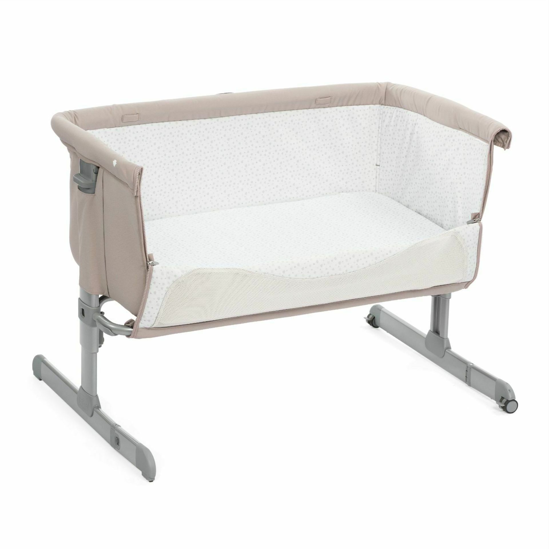 chicco next 2 me side sleeping bedside crib with mesh window rrp £299 - Image 3 of 4