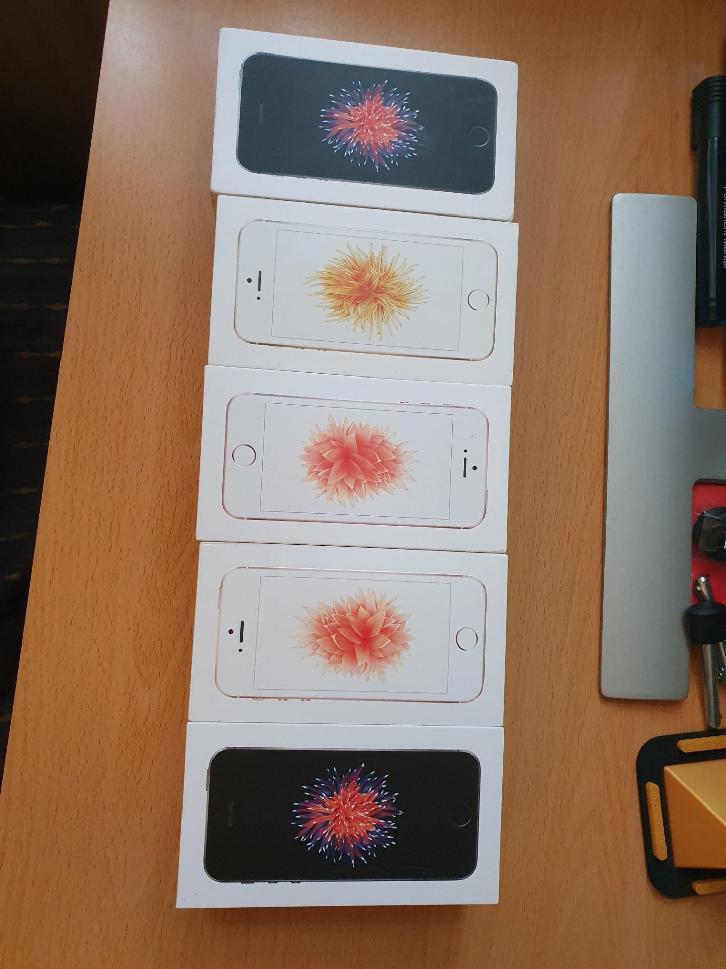 5 x iphone se boxes with original apple cahrgers rrp225 - Image 4 of 5