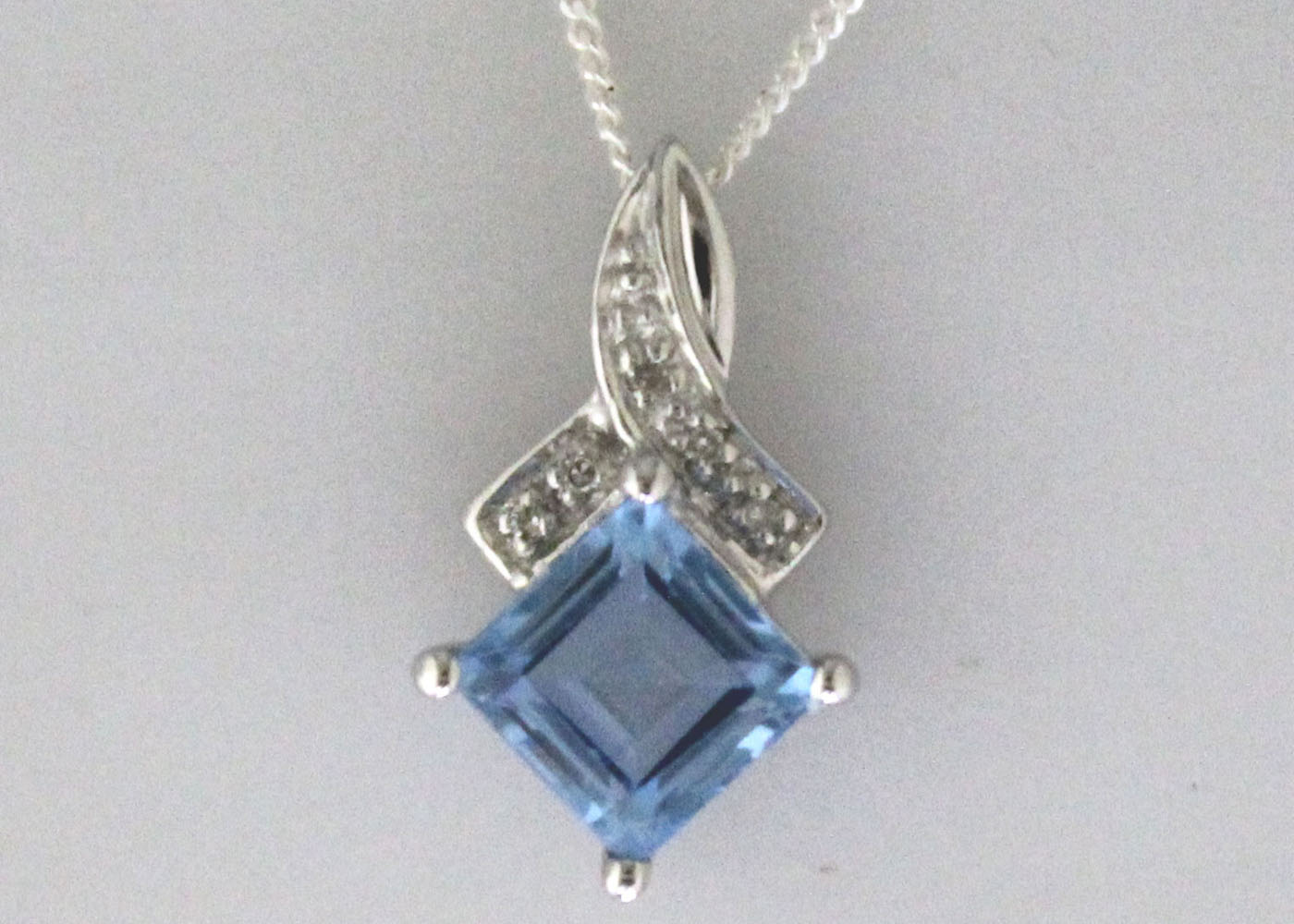 9ct White Gold Diamond And Blue Topaz Pendant 0.02 Carats - Image 5 of 5