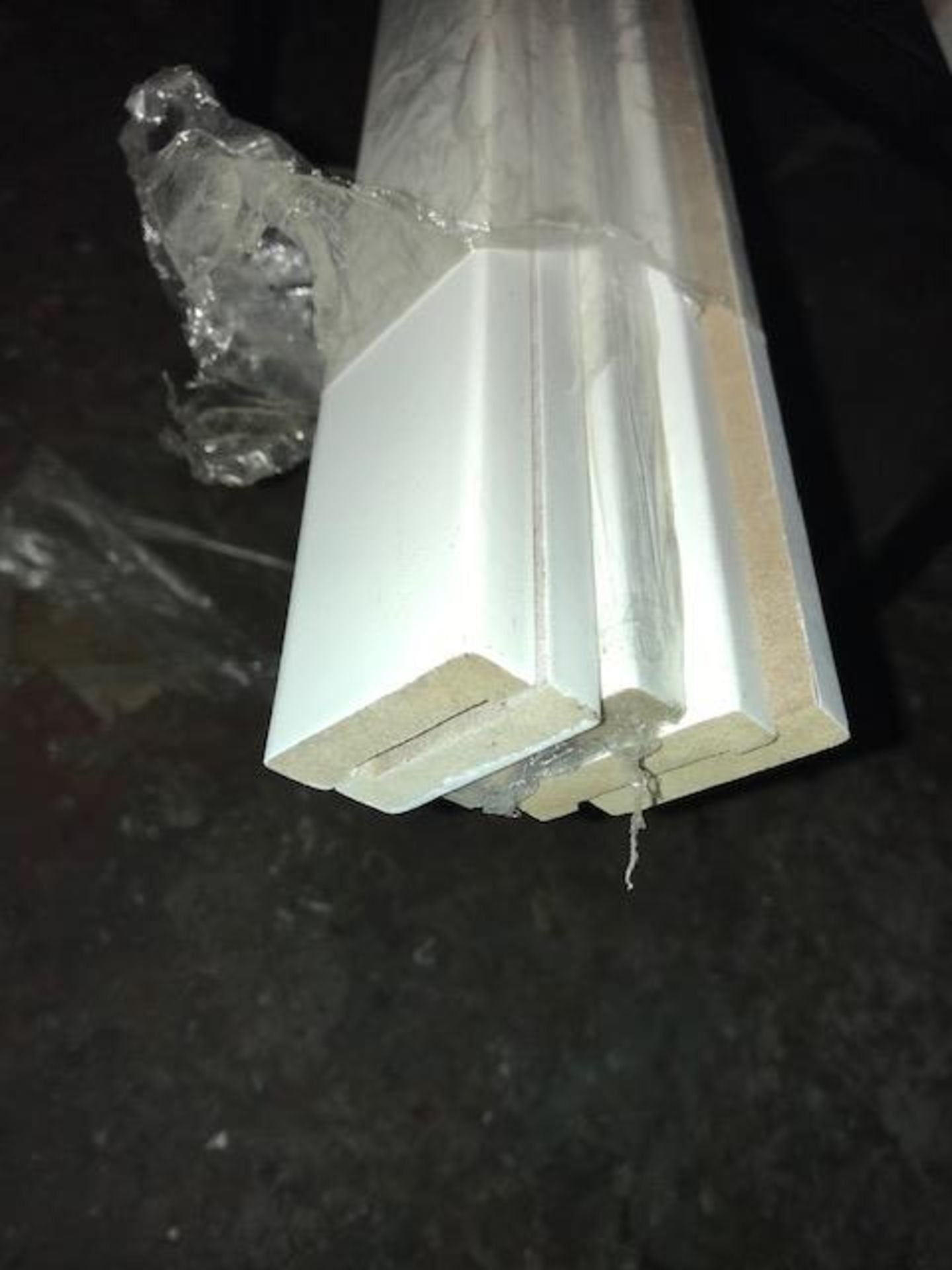 50 packs of Multi Purpose Edging- 250 pieces of equal sized wood- MDF White Faced Architrave - Image 4 of 4