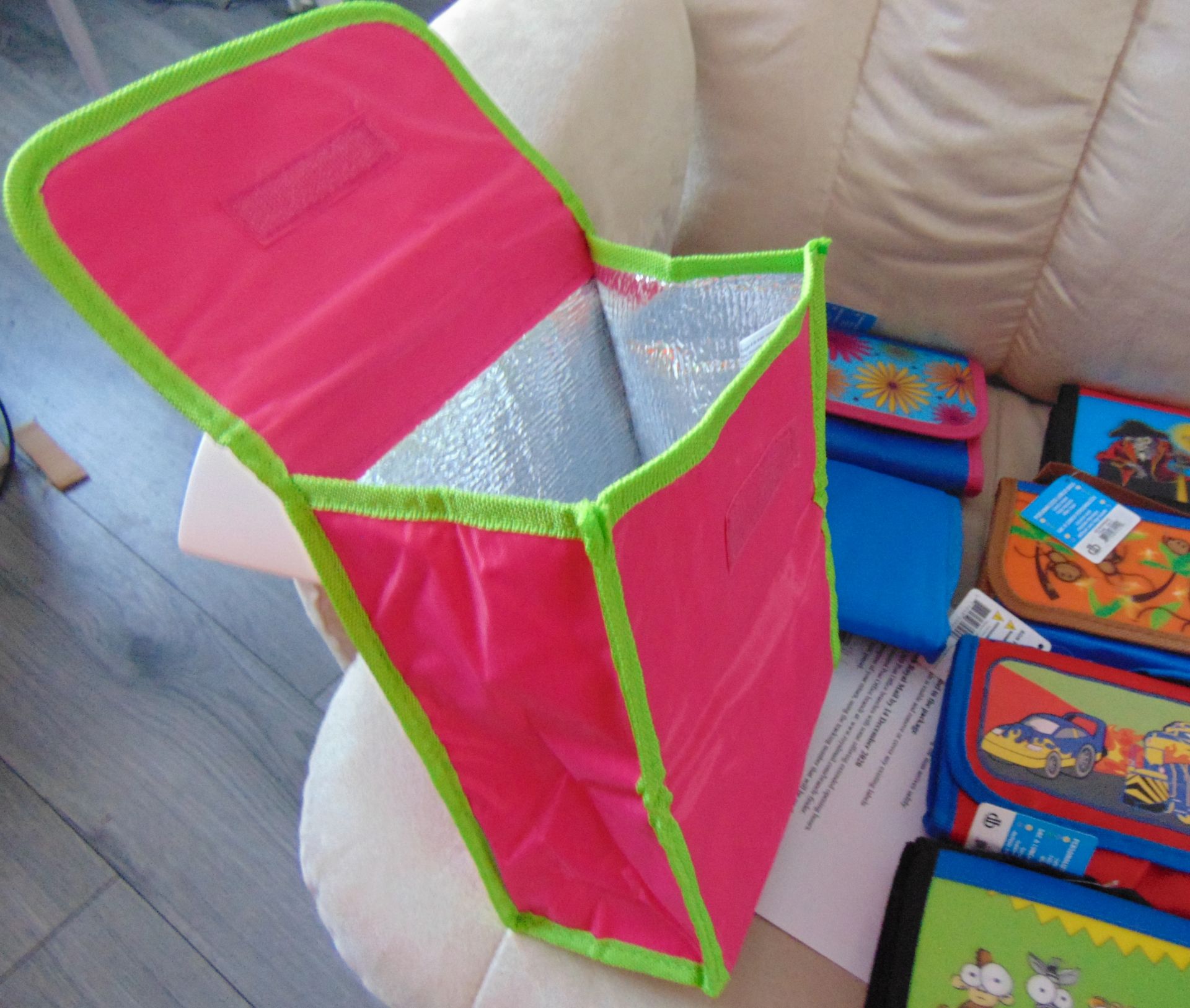 36 Children's Well Designed Lunch Bags With Super Insulation - Image 3 of 3