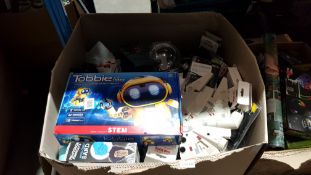 Contents Of Large Box Ð Mixed Menkind / Red5 Items To Inc Millennium Falcon 3D Deco