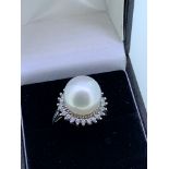 9ct white gold cultured pearl and white topaz ring