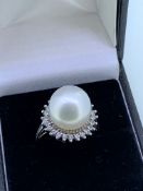 9ct white gold cultured pearl and white topaz ring