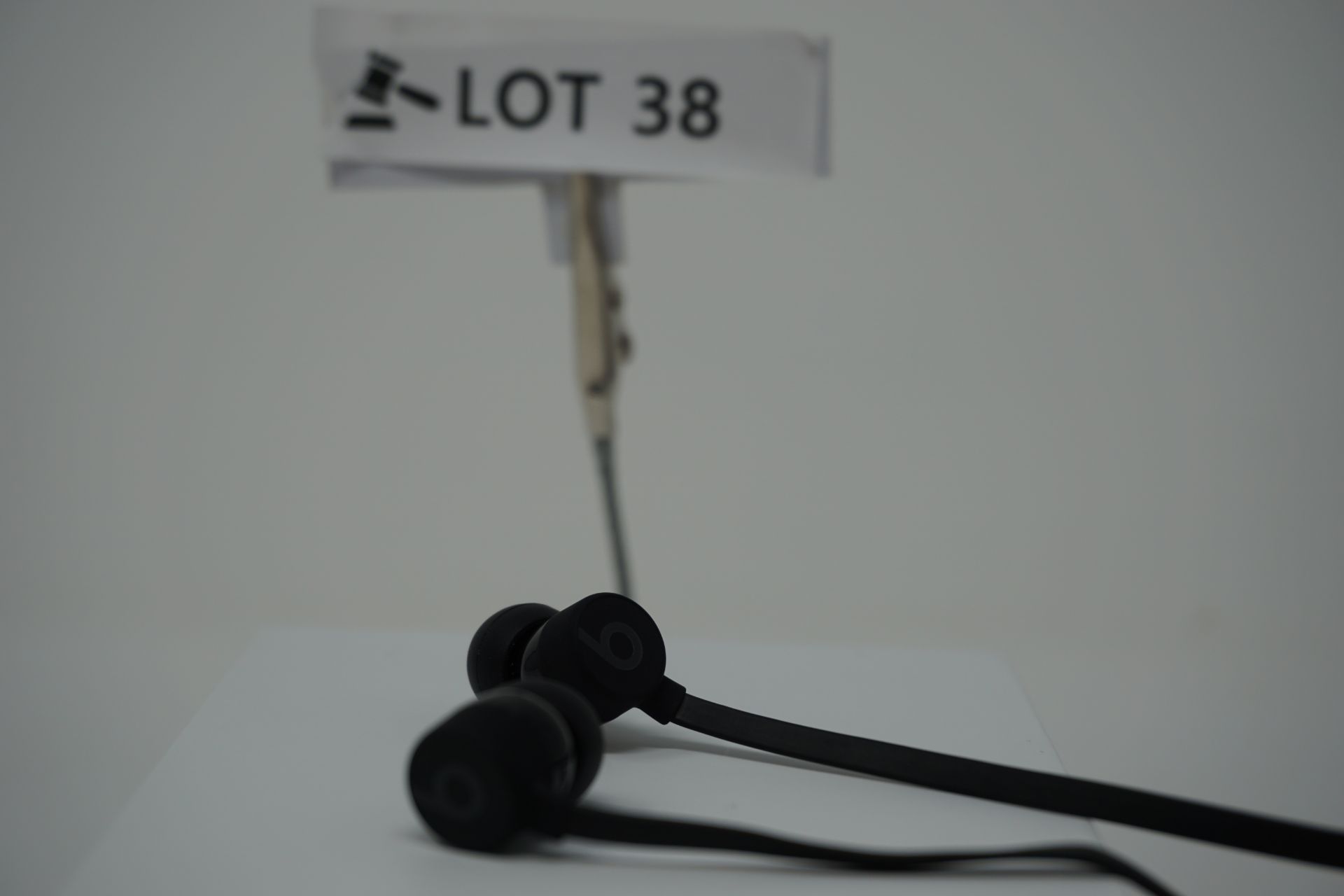 rrp £59.99 beats ur wired earphones in-ear -black - Image 2 of 2