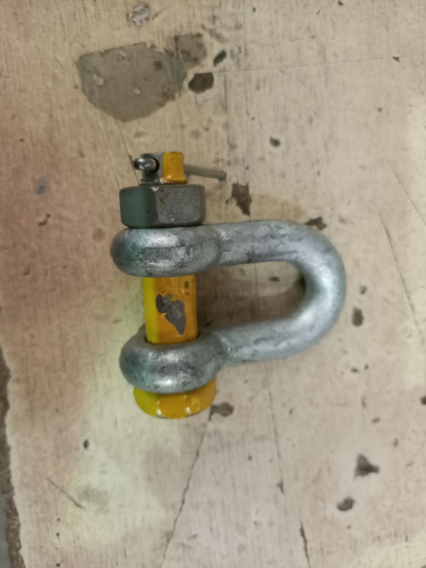 30 x 17 ton yellow pin safety dee shackles (ypufsad17)