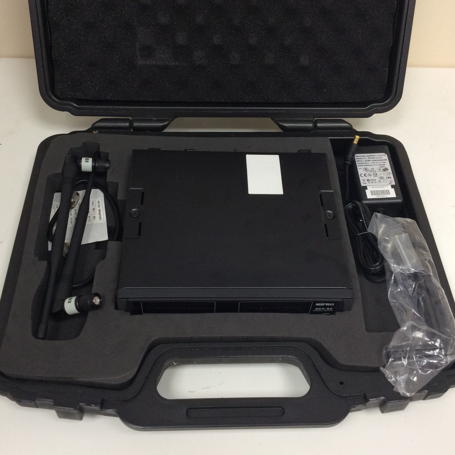 Mipro act-52 wireless receiver in carry case - Image 3 of 4