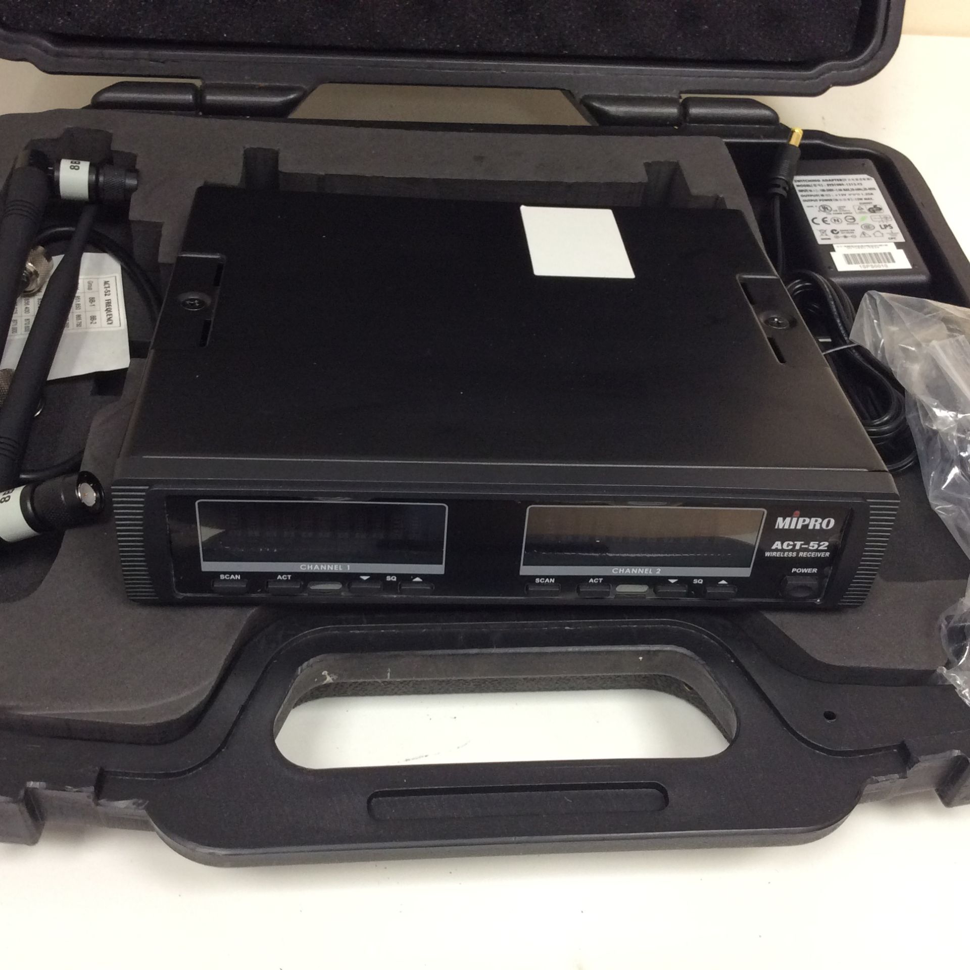 Mipro act-52 wireless receiver in carry case - Image 4 of 4