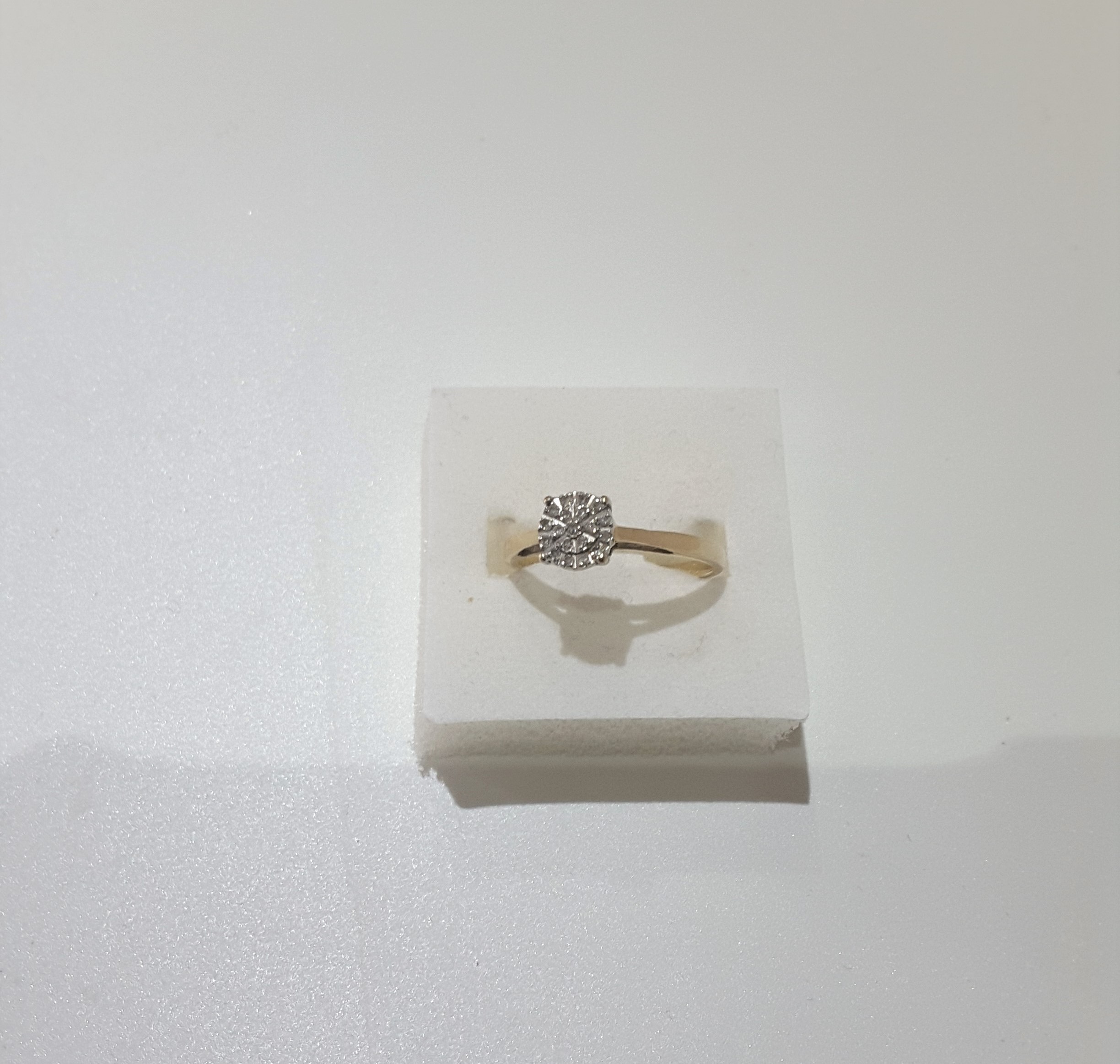 9Ct Yellow Gold Diamond Chip Ring - Image 2 of 4