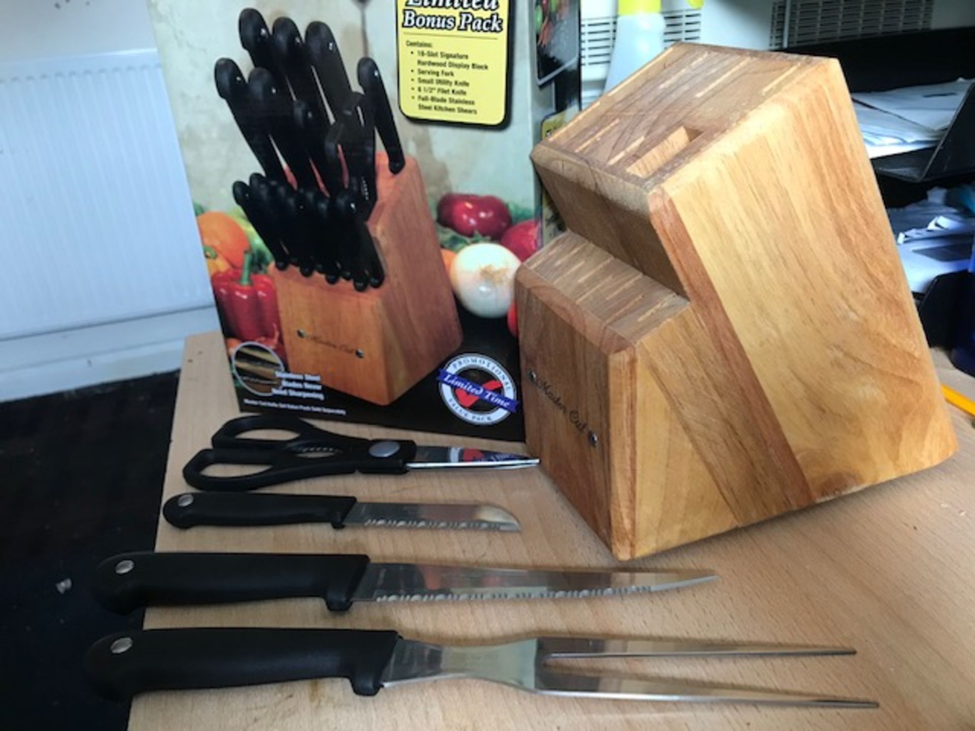 Mastercut 16 slot knife block with complimentary knives AND sharpener - Image 4 of 5