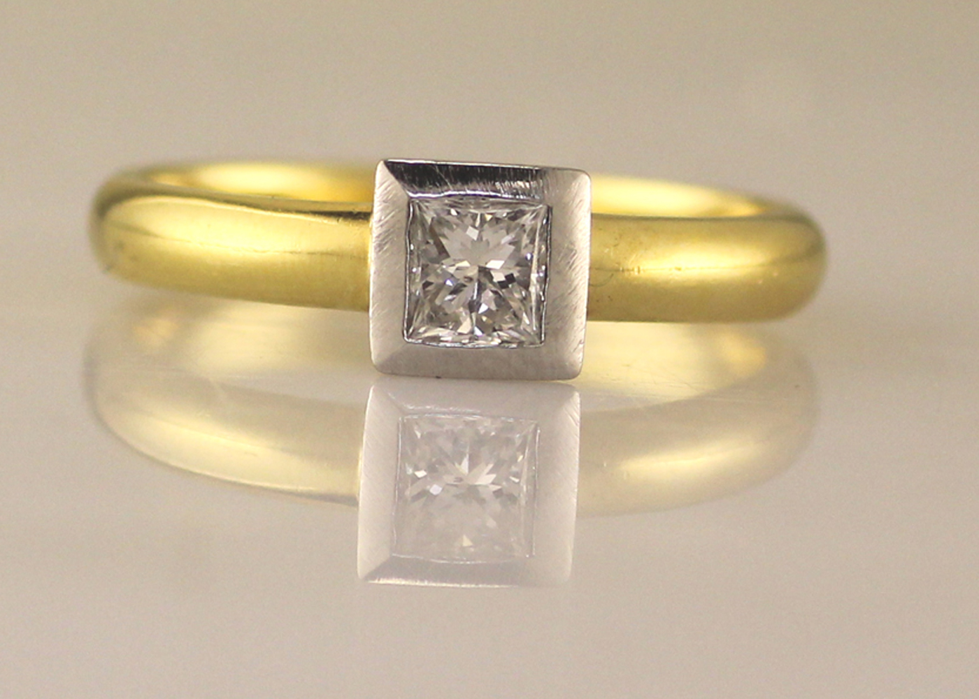 18ct Princess Cut Rub Over Diamond Ring 0.45 Carats - Image 6 of 8