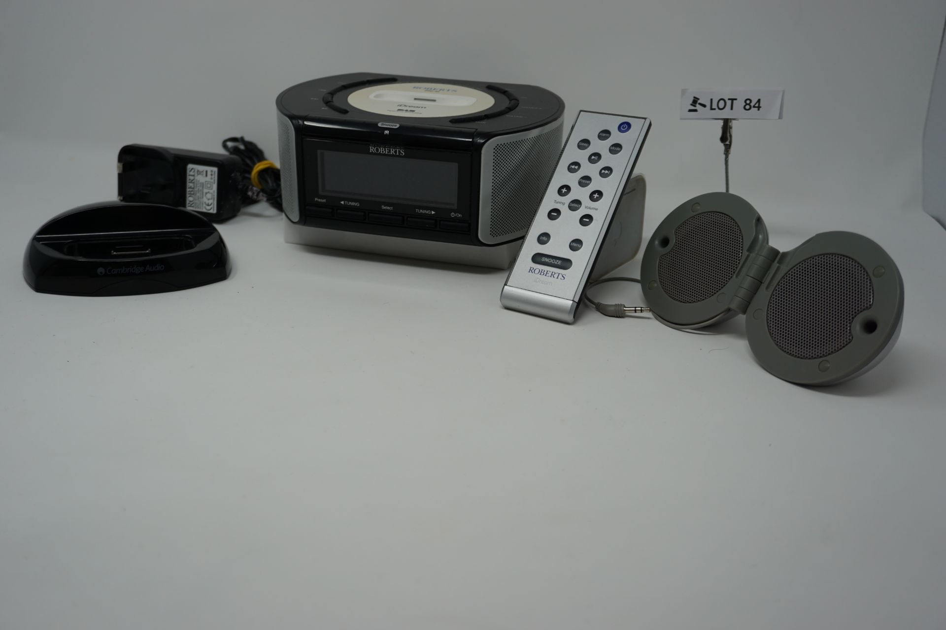 Bundle of 2 speakers and a charging dock for apple ipod