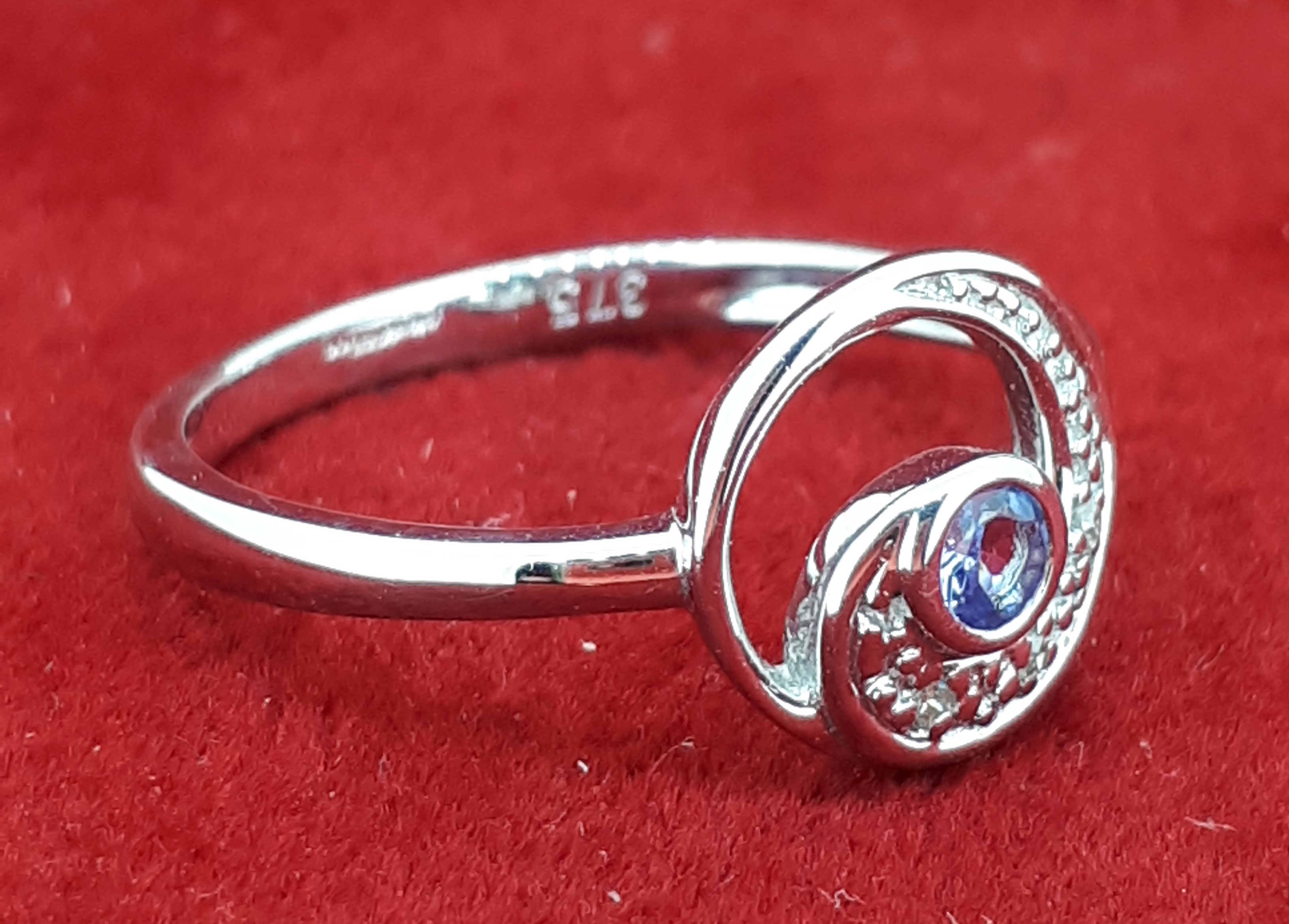 9ct (375) White Gold Tanzanite & Diamond Swirl Ring - Image 3 of 4