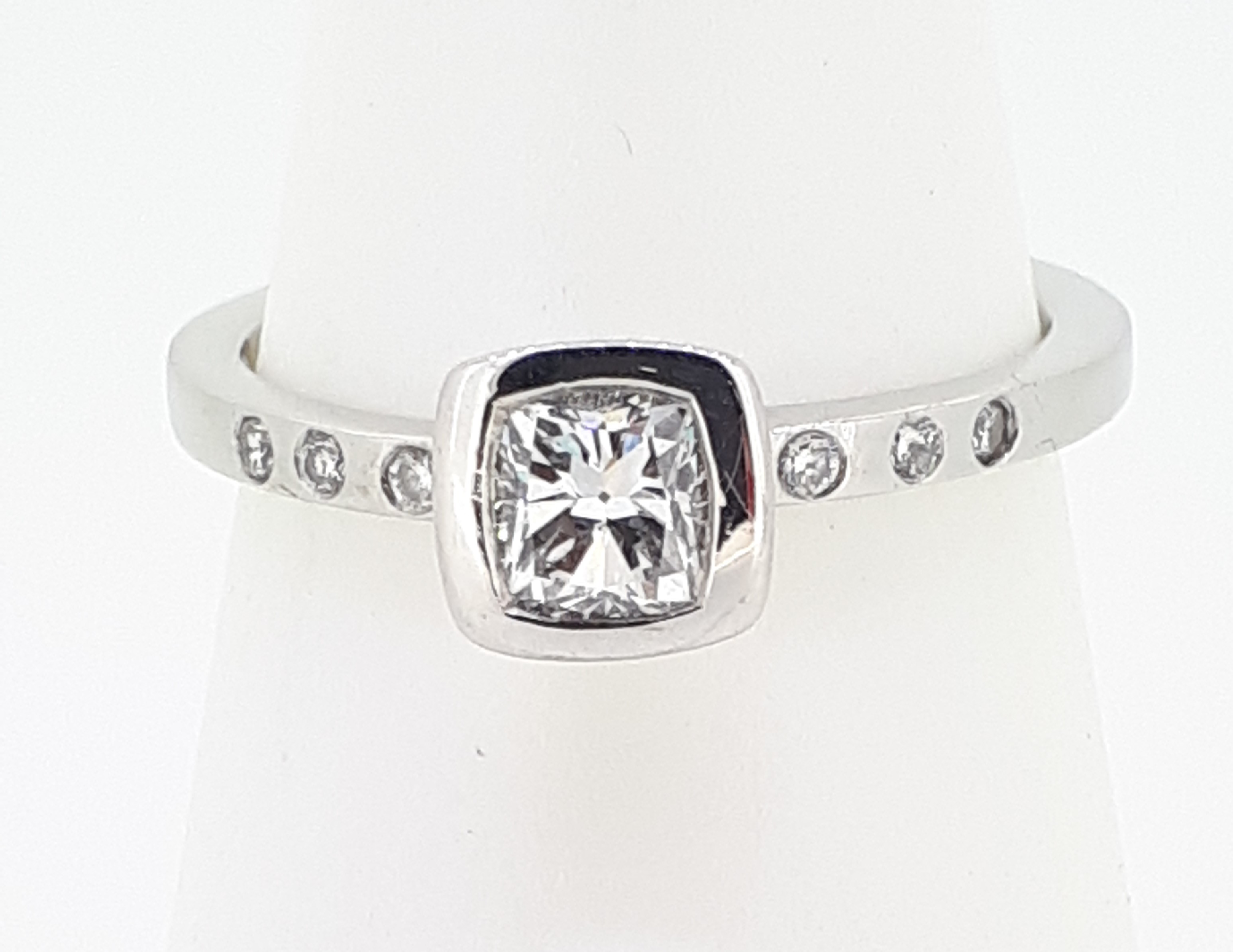 18ct White Gold (750) 0.5ct Cushion Cut Diamond Ring with Diamond Shoulders - Image 2 of 7