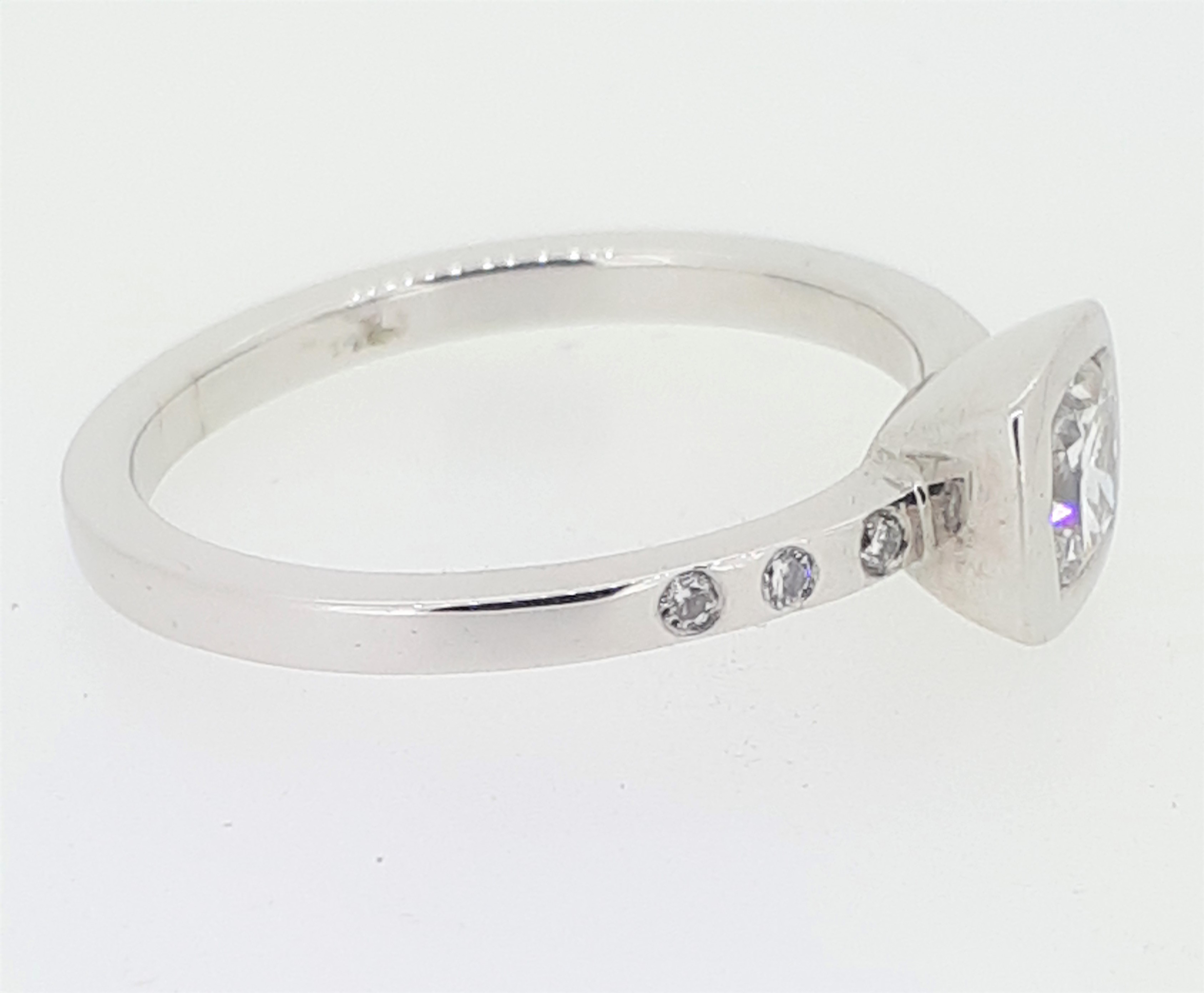 18ct White Gold (750) 0.5ct Cushion Cut Diamond Ring with Diamond Shoulders - Image 4 of 7
