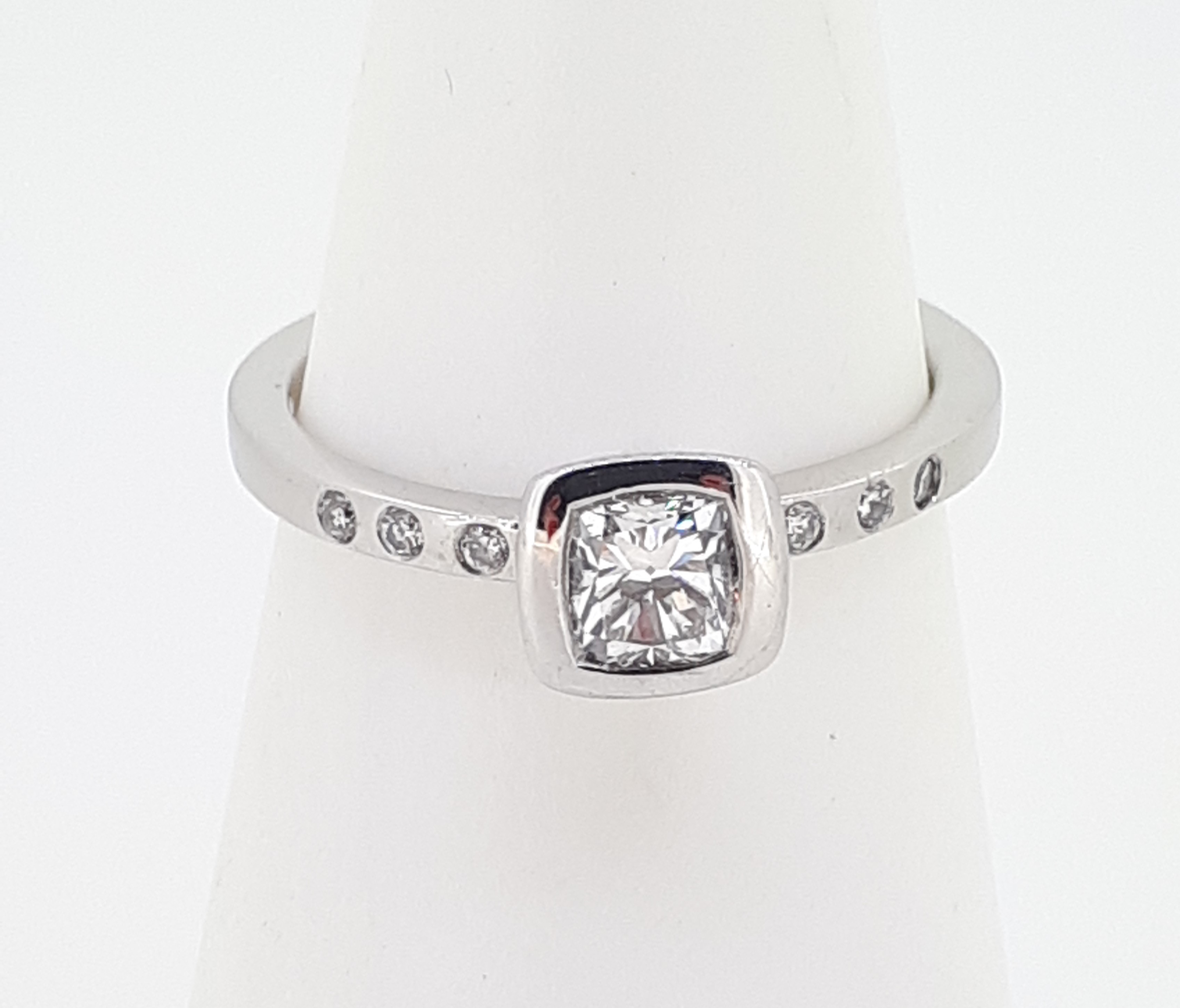 18ct White Gold (750) 0.5ct Cushion Cut Diamond Ring with Diamond Shoulders - Image 7 of 7