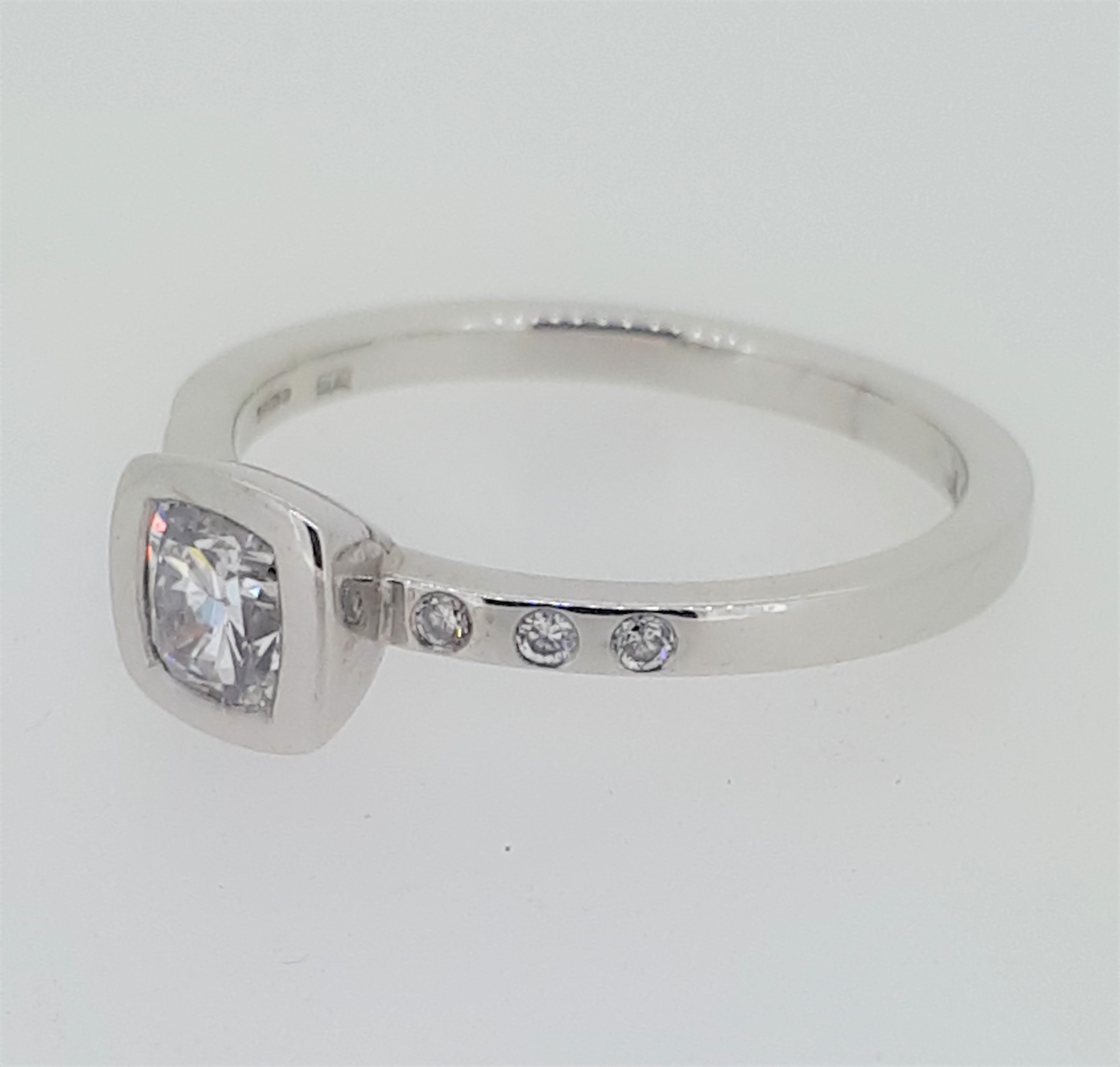 18ct White Gold (750) 0.5ct Cushion Cut Diamond Ring with Diamond Shoulders - Image 3 of 7