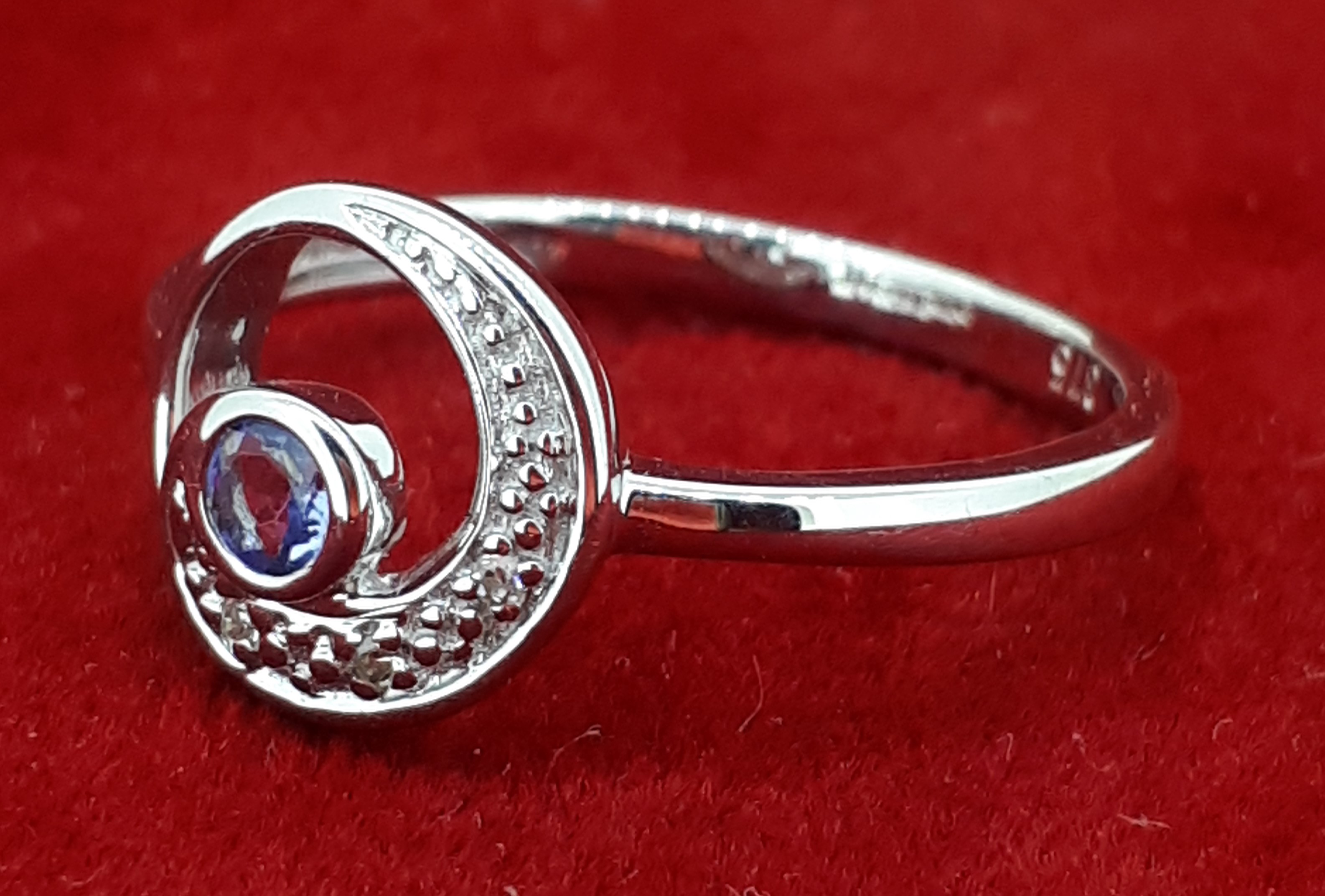 9ct (375) White Gold Tanzanite & Diamond Swirl Ring - Image 2 of 4