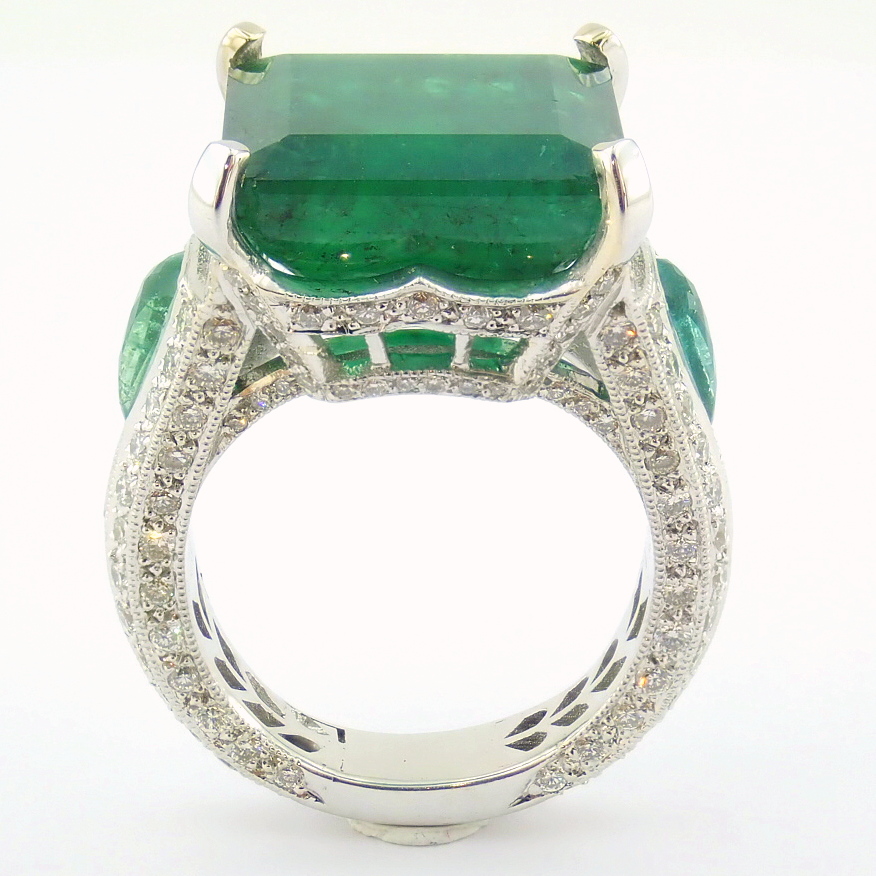 18K White Gold Cluster Ring - 4,75 ct Natural Emerald - 0,60 ct Diamond - Image 3 of 11