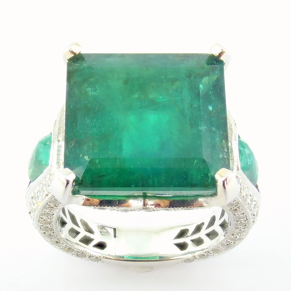 18K White Gold Cluster Ring - 4,75 ct Natural Emerald - 0,60 ct Diamond - Image 2 of 11