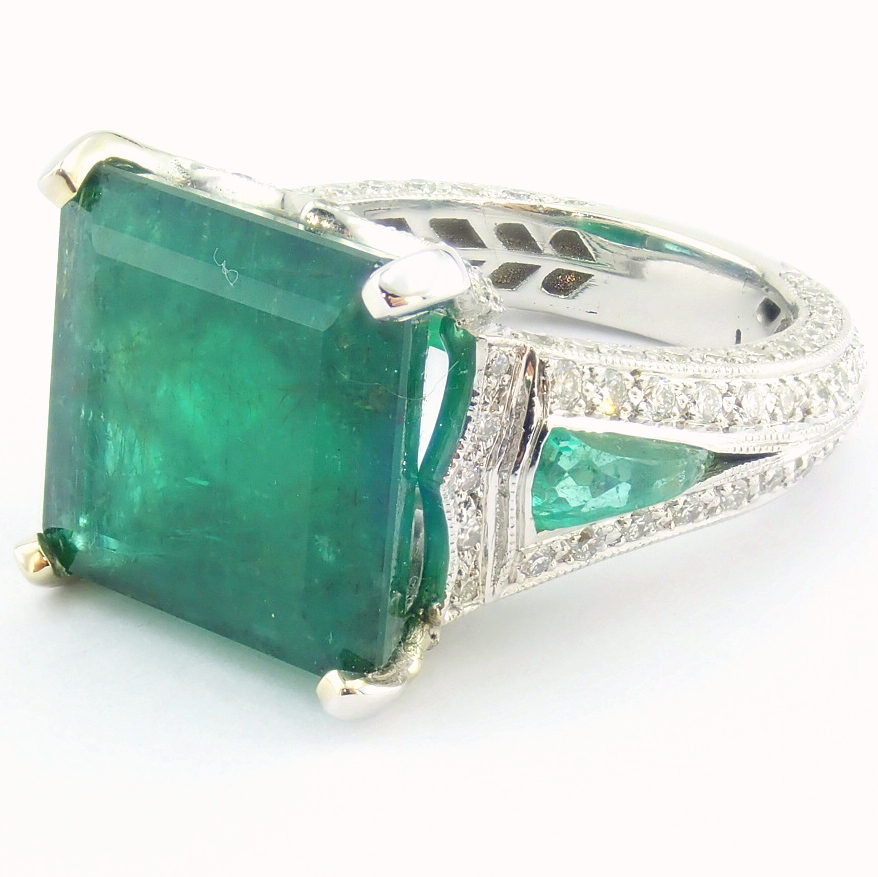 18K White Gold Cluster Ring - 4,75 ct Natural Emerald - 0,60 ct Diamond - Image 9 of 11
