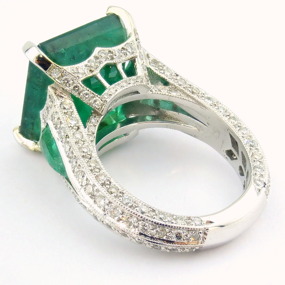 18K White Gold Cluster Ring - 4,75 ct Natural Emerald - 0,60 ct Diamond - Image 5 of 11