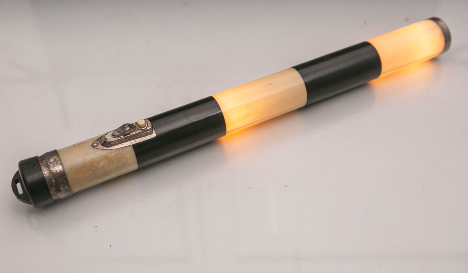 Stabtaschenlampe von "Artas", L. ca. 42 cm. Rostspuren, Plastikdeckel am Griff beschädigt.