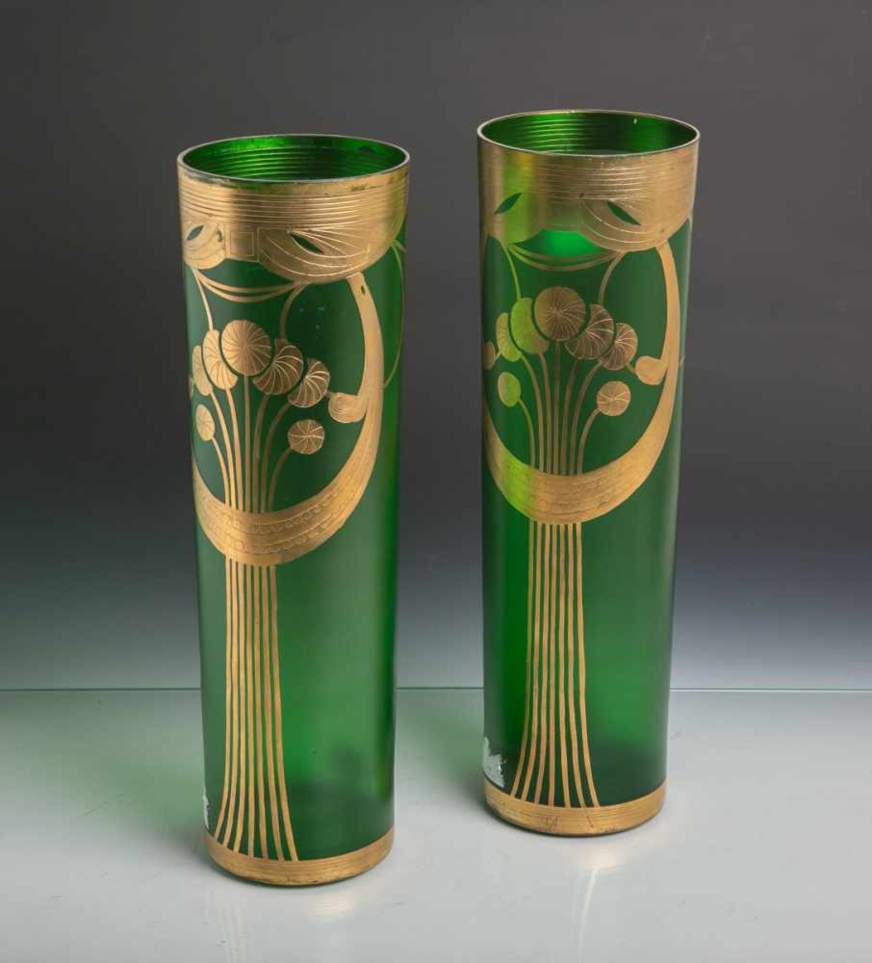 2 gleiche Ziervasen aus Glas (Art déco, wohl Österreich, 1920er Jahre), zylindrische<b