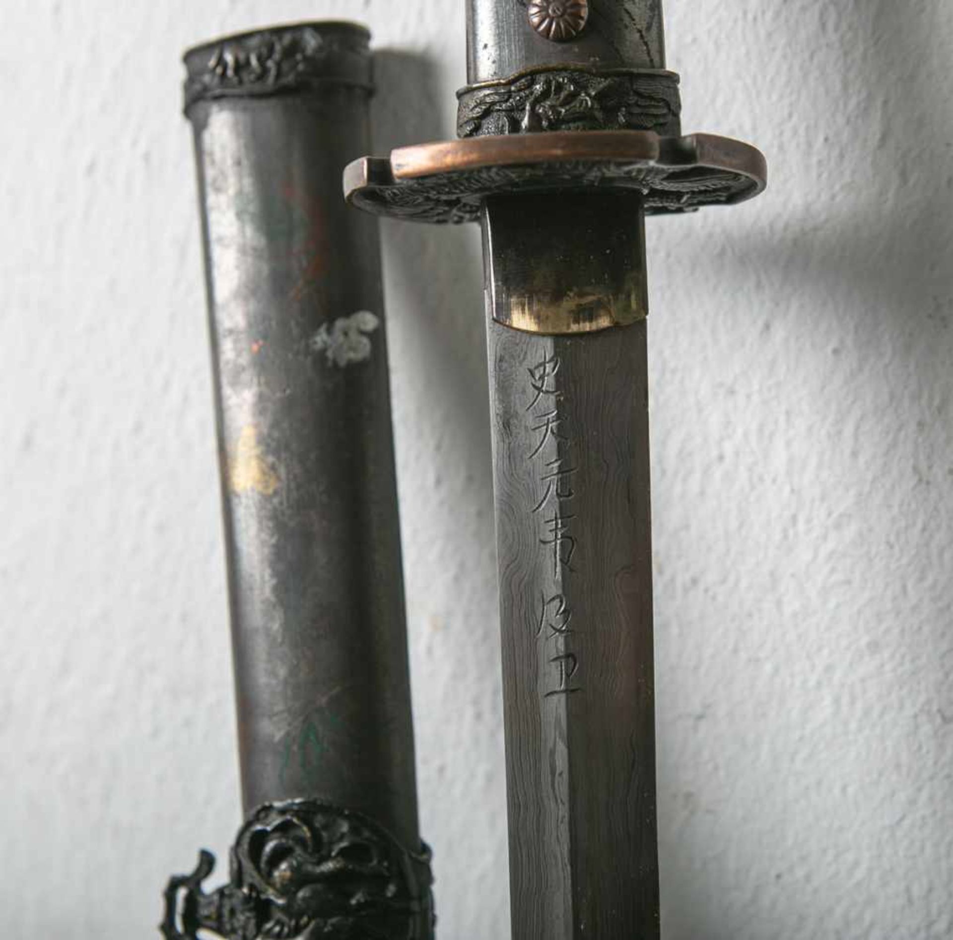 Katana-Schwert (2. WK), Deko, gebogene 1-schneidige Damastklinge, auf Klinge sign., Griff - Bild 2 aus 2