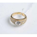 Ring 750 GG, besetzt von 24 kl. Brillanten von zus. ca. 1.2 ct/vvs2-vs1/E-F, mittig 1