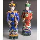Zwei stehende Figuren von wohl höfischen Beamten aus Keramik (wohl China, Alter<