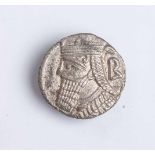 Silbermünze "Tetradrachme" (Parthisches Königreich, 147 - 191), Volagases IV., Büste m.<br
