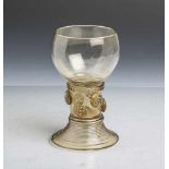 Kl. Weinrömer (18./19. Jahrhundert), honigfarbenes Glas, glatte Kuppa, Schaft m.<