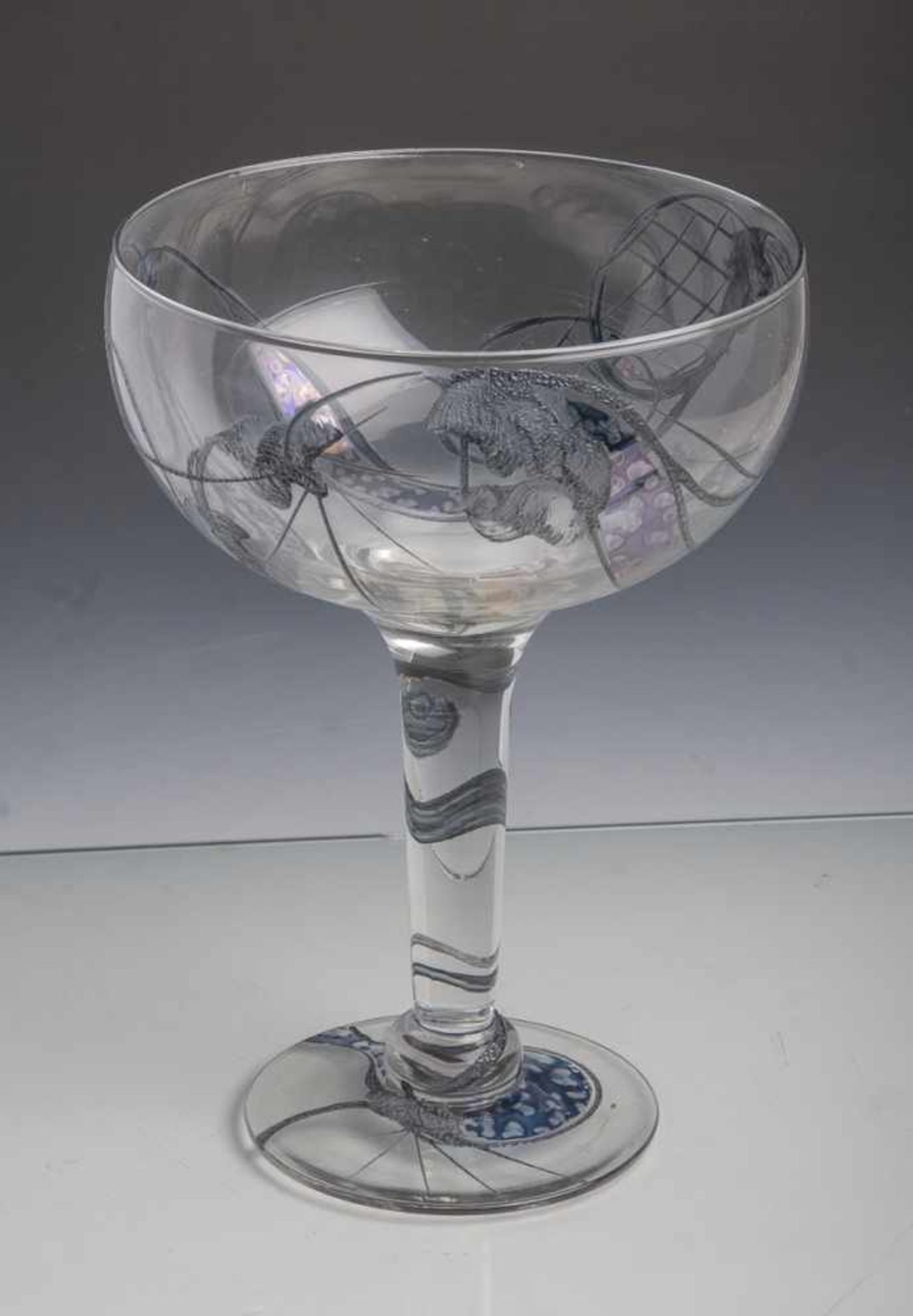 Großer Glaspokal (neuzeitlich), aus klarem Glas mit grau-blauen Aufschmelzungen, H. ca. 27<