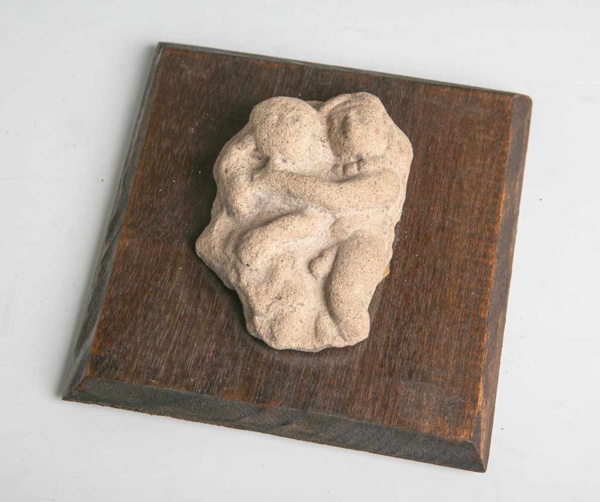Aktdarstellung "Mann u. Frau" (wohl Indien), aus Stein geschnitzt, auf Holzplatte geklebt,
