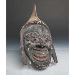 Sehr alte Maske (wohl Indonesien), Holz geschnitzt, orig. Fassung, ca. 36 x 18 cm.