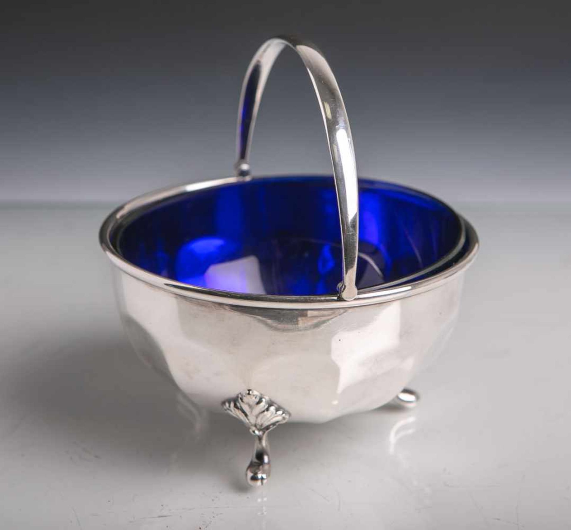 Henkelkörbchen aus versilbertem Metall mit blauem Glaseinsatz (Mappin u. Webbs, London u.<