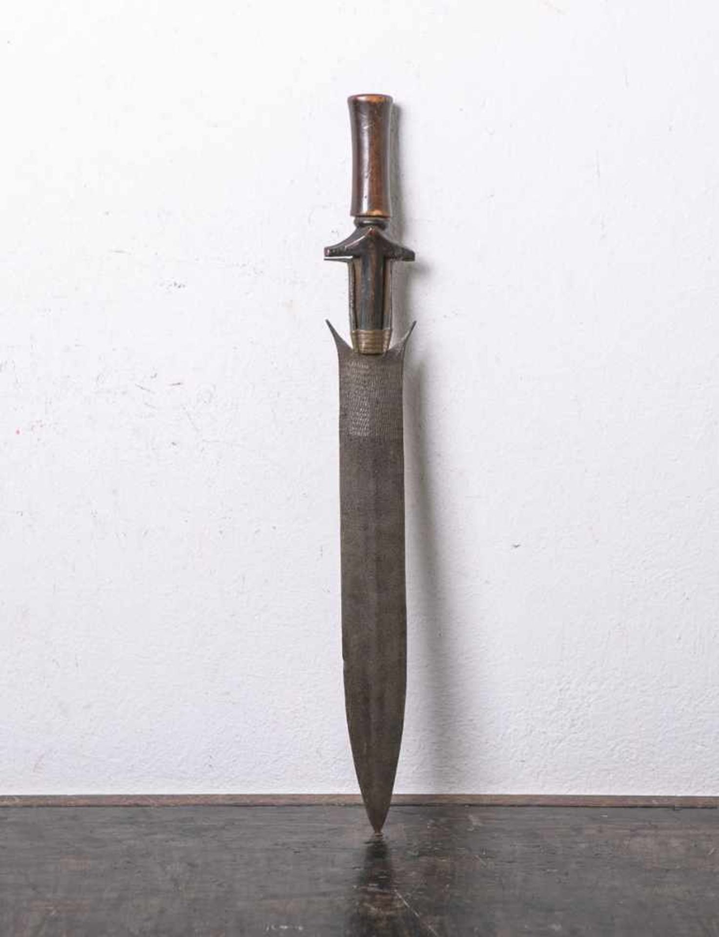 Afrikanischer Dolch bzw. Kurzschwert, 2-schneidige Klinge, Griff aus Hartholz, orig.