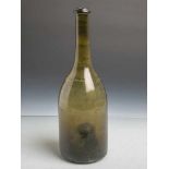 Antike Weinflasche (wohl 18. Jahrhundert), waldgrünes Glas m. Blaseneinschlüssen, langer<b