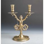 Kerzenhalter für 2 Kerzen (Alter unbekannt), Bronze, im gotischen Stil gearbeitet, auf<