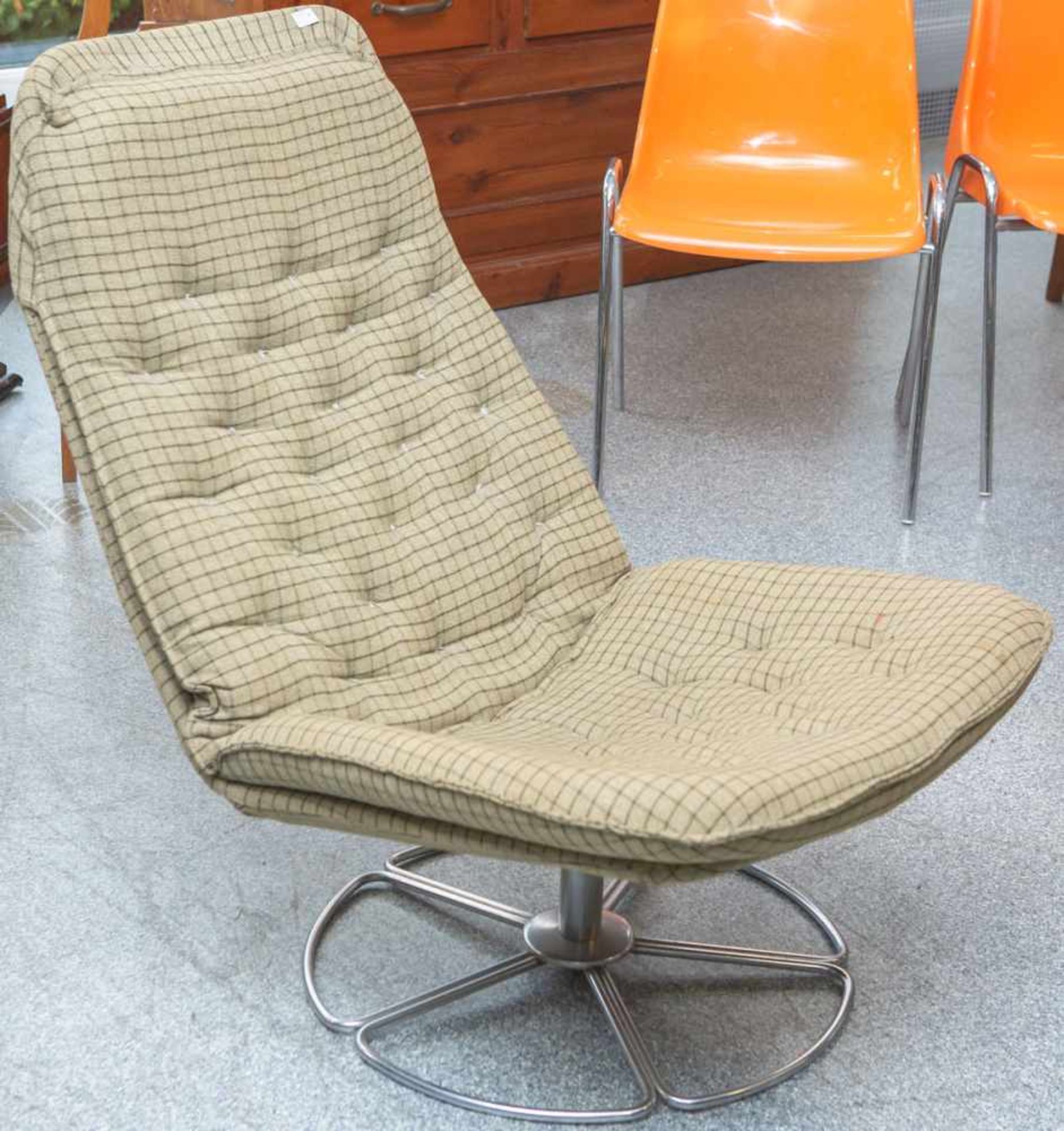 Lounge-Sessel (wohl 1970er Jahre), Unterbau aus Stahlröhren vernickelt, Stoffbezug,<