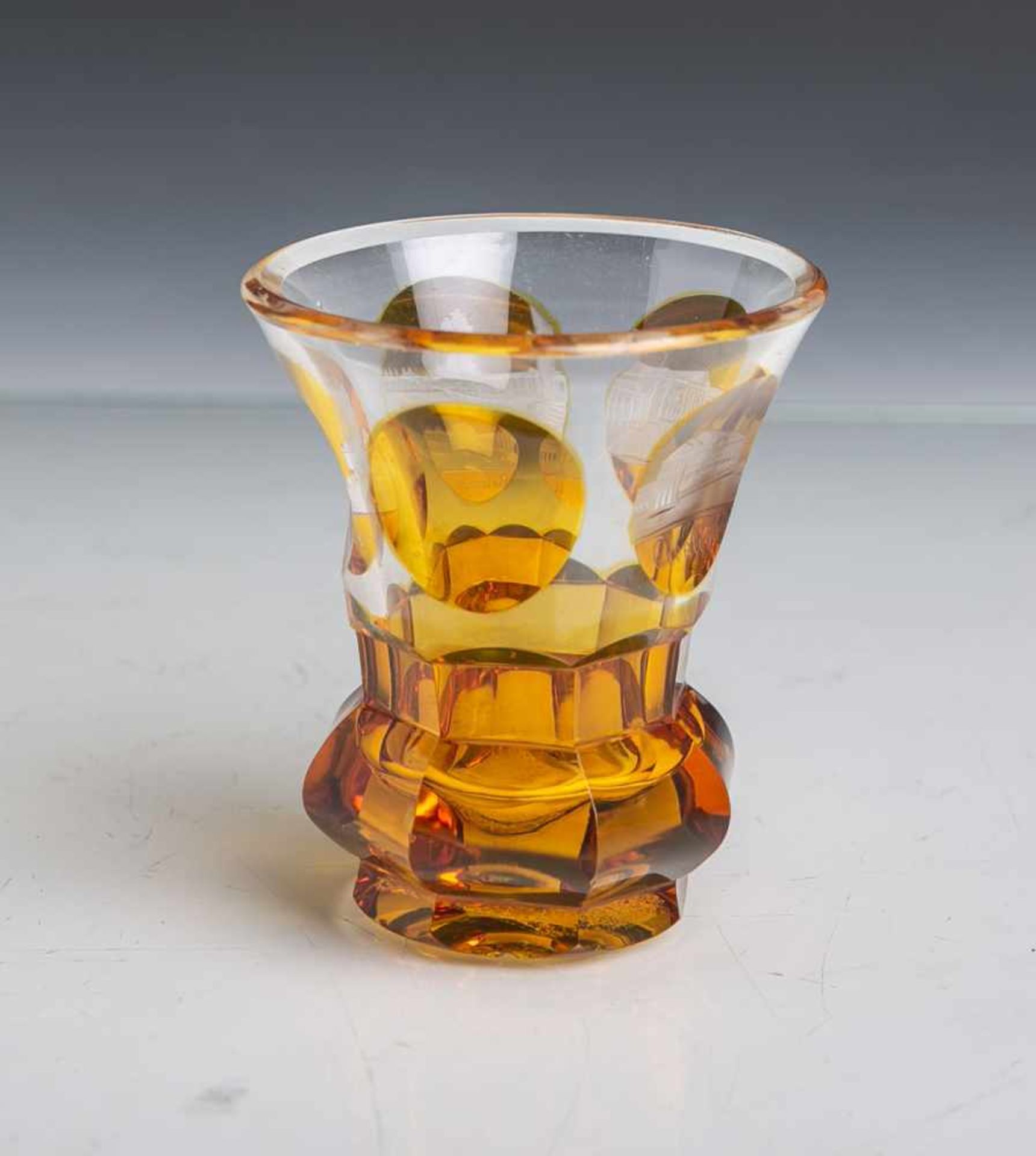 Badeglas (19. Jahrhundert), klares Glas m. honigfarbenem Überfang, feine Gravuren m.<