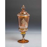 Deckelpokal (19. Jahrhundert), klares Glas m. honigfarbenem Überfang, auf der Schauseite<