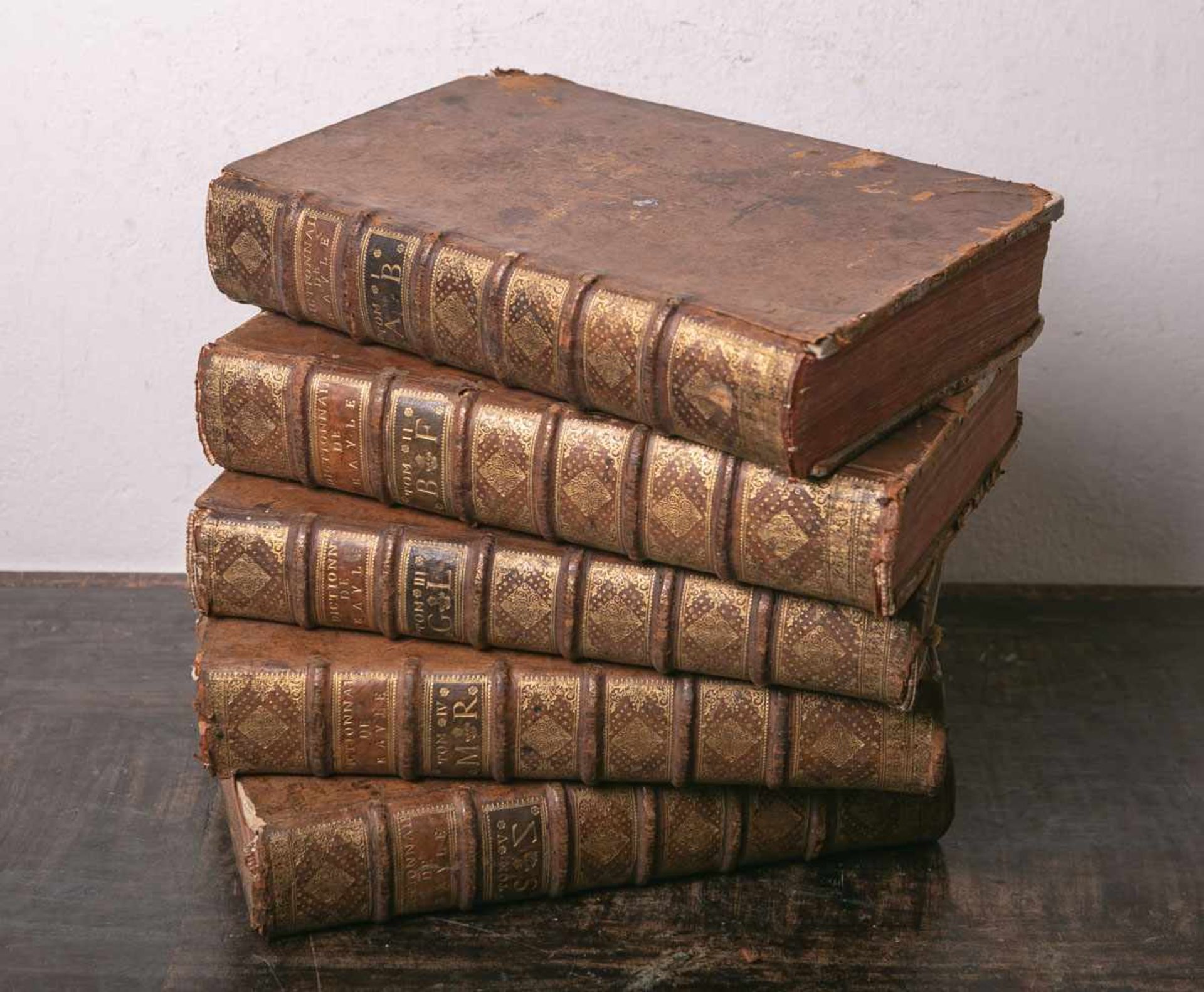 Bayle, Pierre, "Dictionaire Historique et Critique", 1734, fünf Bände, Ledereinbände mit<br
