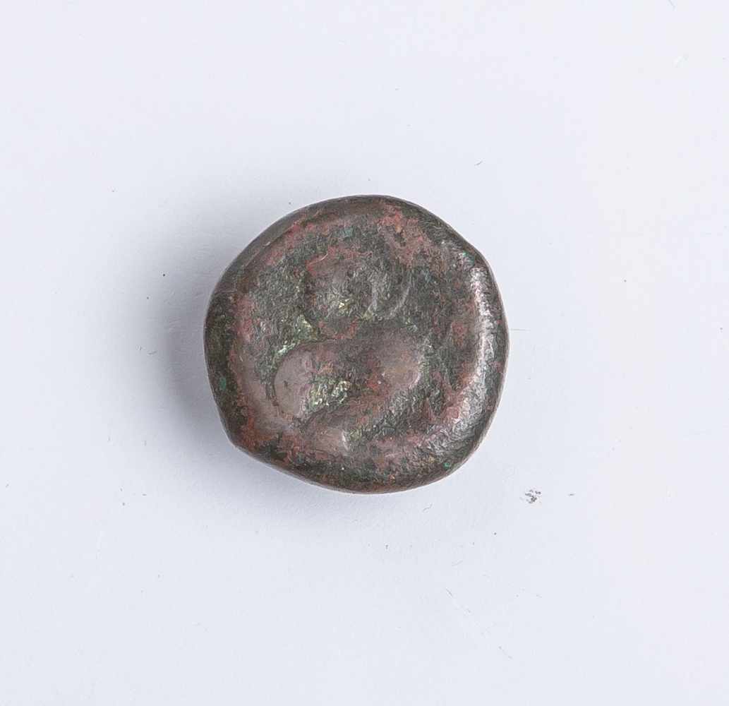 Bronzemünze "Trias unter Timoleon" (Sicilia, Syrakus, 344 - 336 v. Chr.), Athenakopf m.< - Bild 2 aus 2