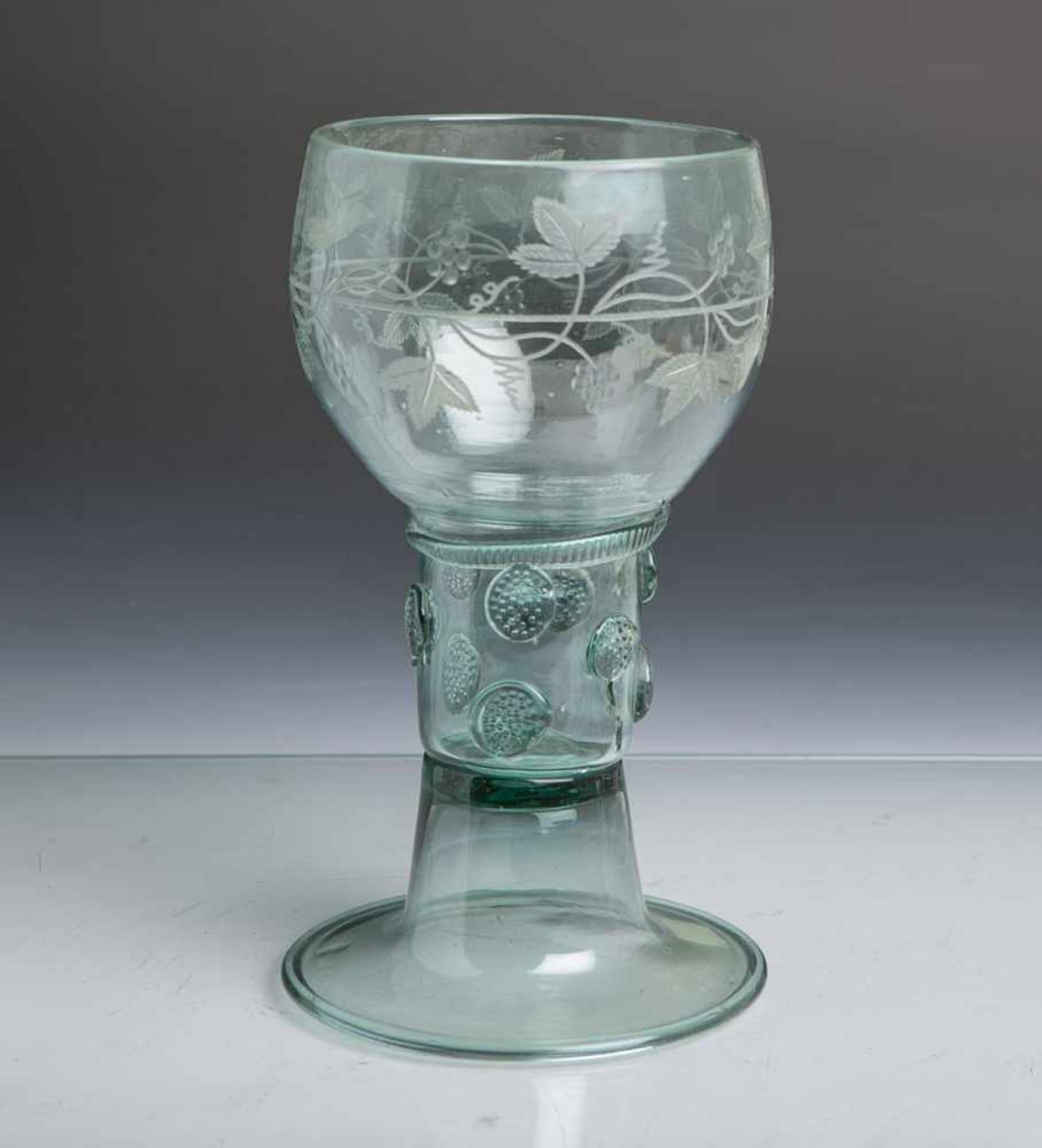 Gr. Weinrömer (wohl deutsch, 1. Hälfte 18. Jahrhundert), grünliches Glas mundgeblasen,<br