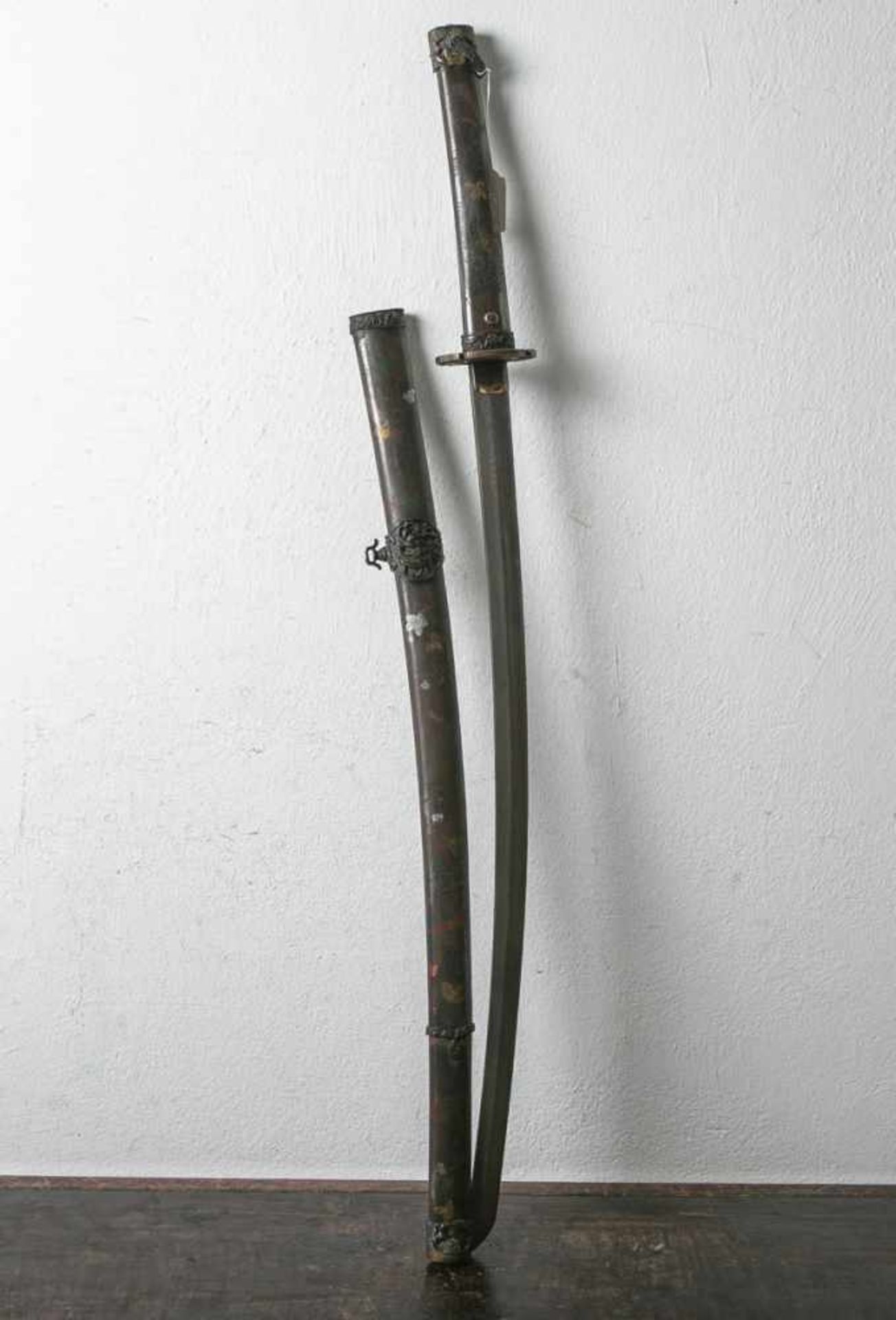 Katana-Schwert (2. WK), Deko, gebogene 1-schneidige Damastklinge, auf Klinge sign., Griff