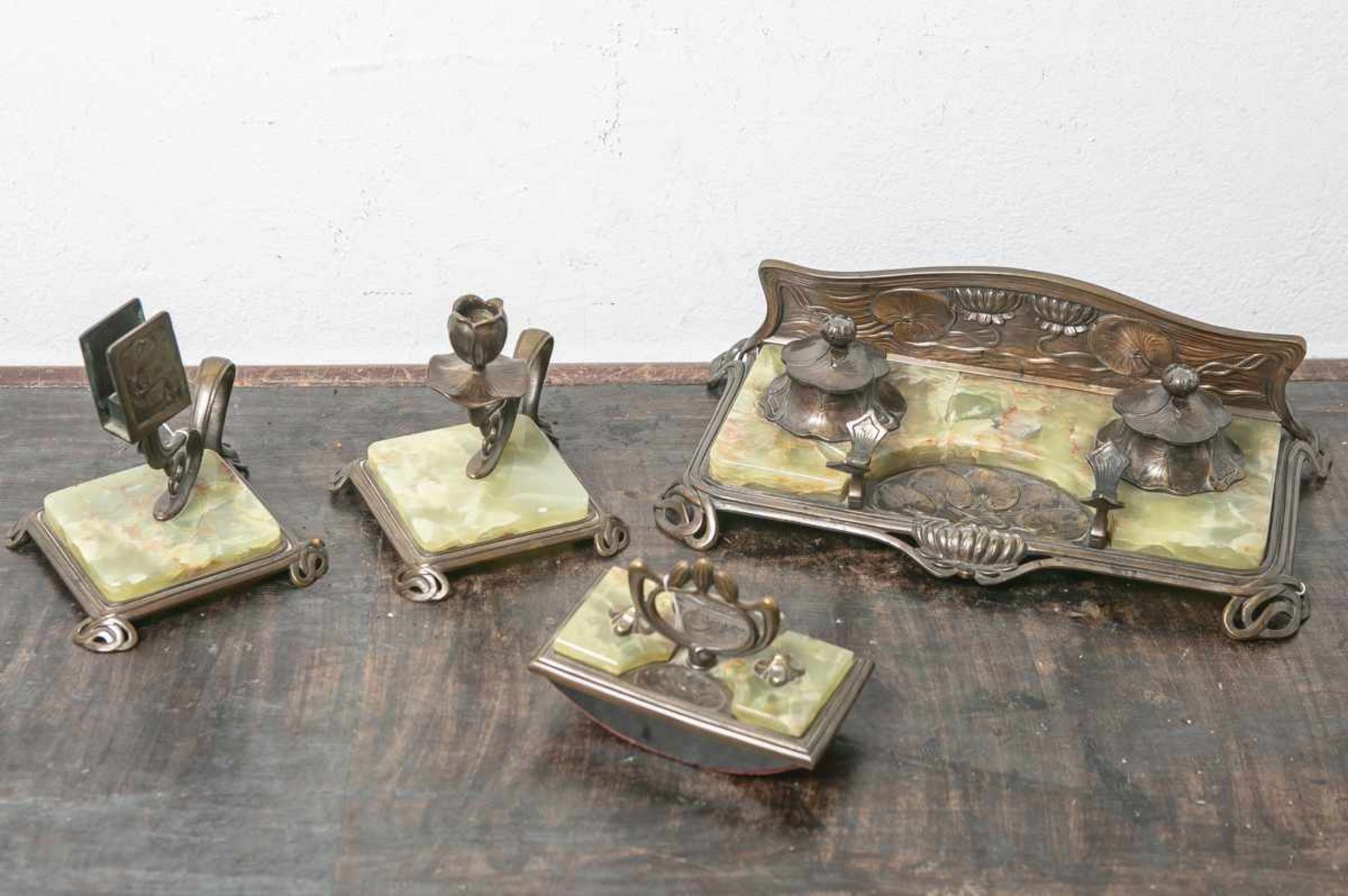 Vierteiliges Schreibtischset aus der Zeit des Jugendstils (um 1900), aus Bronze und Onyx,