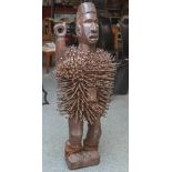 Nagelfetisch (engl. Kolonialzeit, Kongo), afrikanische Holzfigur, Darstellung eines